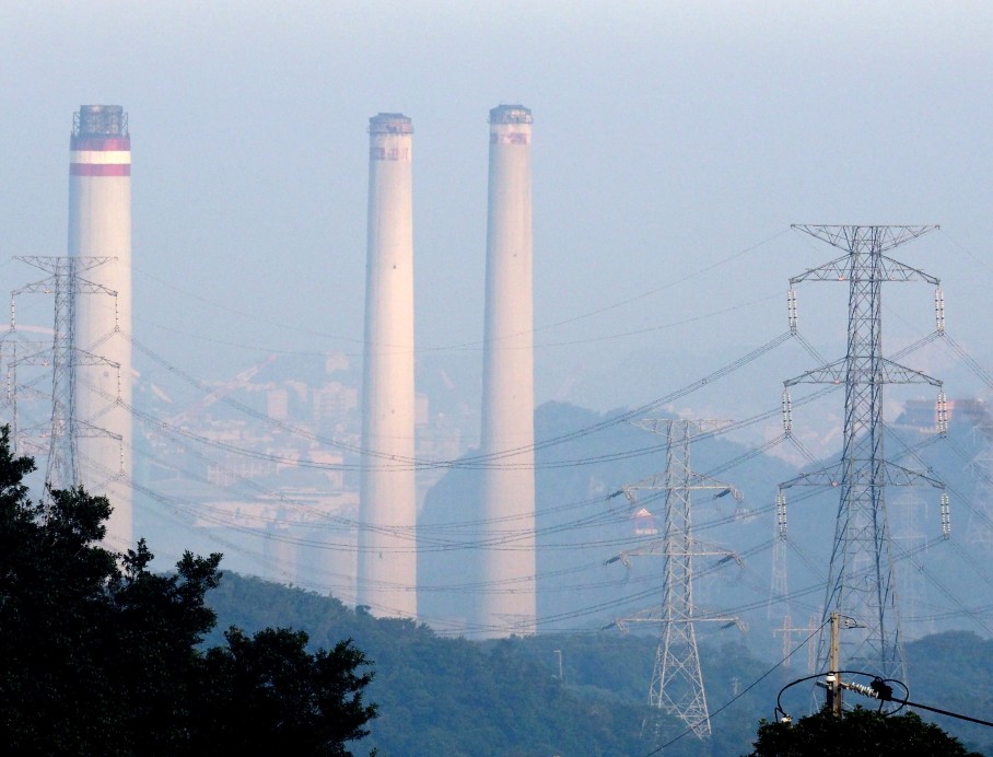 A general view on the chimneys of the Hsieh-ho Power Plant in Keelung, northern Taiwan, 17 November 2015. EPA/DAVID CHANG